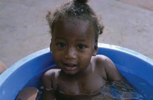 Kinderalltag und Wasserversorgung in Westafrika